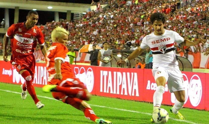 Pato tenta jogada pela lateral. Atacante teve boas chances, mas perdeu
