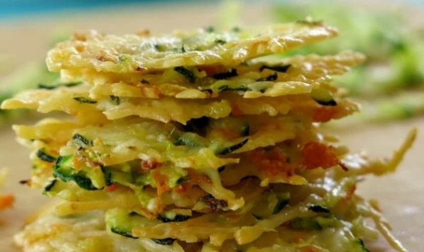 chips de parmesão com abobrinha e cenoura