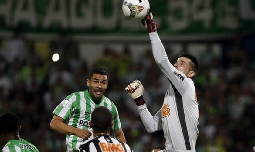 Victor fez várias boas defesas, mas não evitou o gol do Nacional-COL no fim