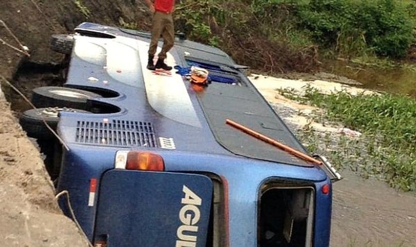 Ônibus transportava 49 passageiros, quando caiu no rio, na altura de Casimiro de Abreu 