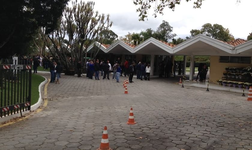 Velório da jovem de 21 anos ocorreu no Cemitério Parque Iguaçu, em Curitiba