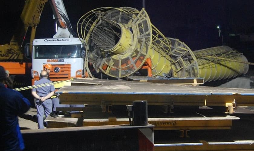 Equipes trabalham no resgate após o acidente na obra do Rodoanel, em Itaquaquecetuba, que ocorreu durante a noite desta quinta-feira (24)