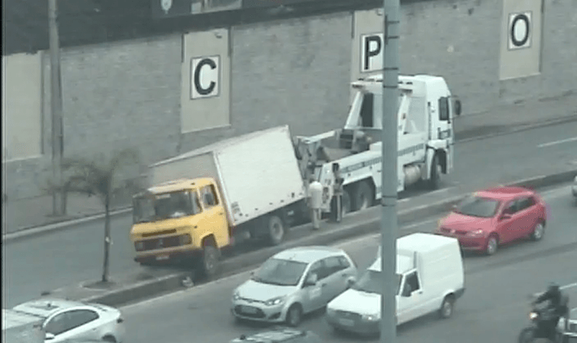 Acidentes com ônibus são comuns na Avenida Brasil (