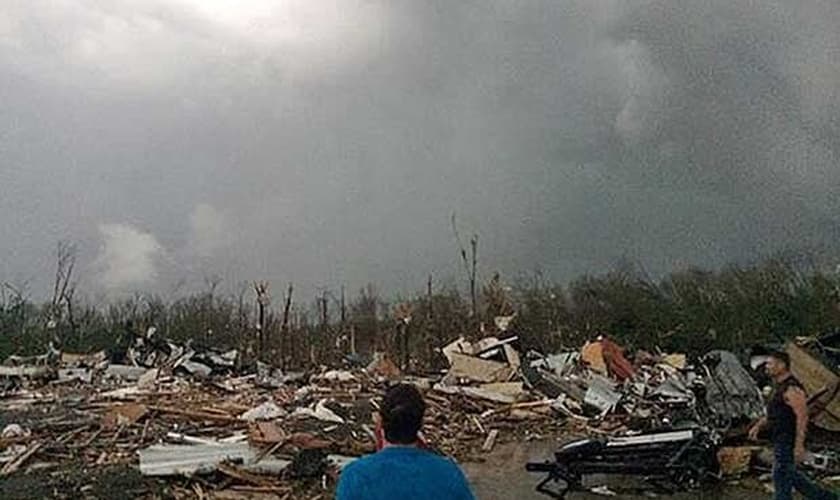 Tornado deixou um rastro de destruição em Mayflower,