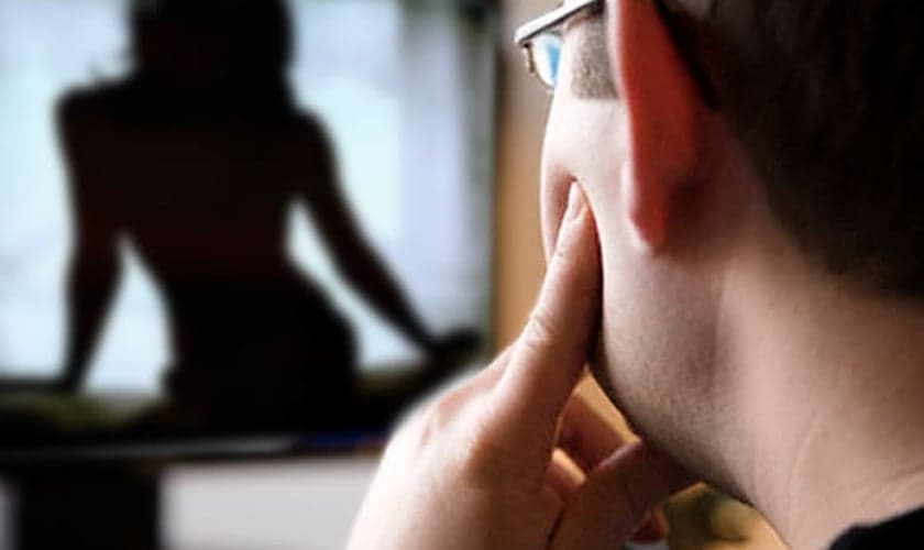 Pesquisa: Mais da metade dos homens cristãos admitem consumir pornografia