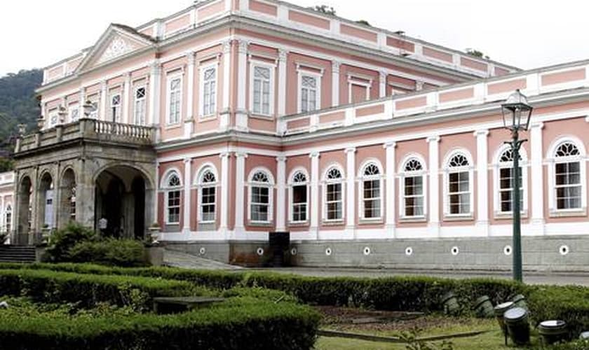 Os servidores do Museu Imperial, em Petrópolis, foram os primeiros a se manifestar em prol da greve, no início do mês, com uma carta aberta: “39 servidores, para cuidar de 200 mil documentos textuais, 7.800 objetos , além de 11 imóveis”