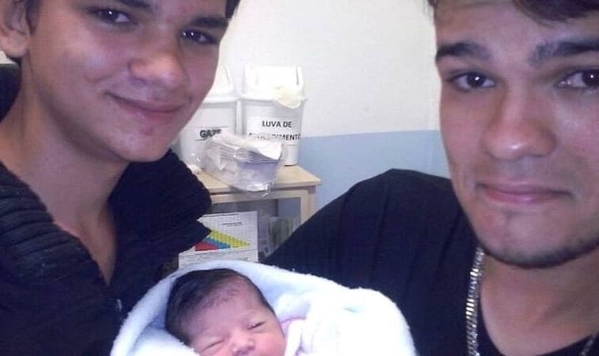 Thales (à esquerda) e Matheus: recém-nascida estava num saco plástico