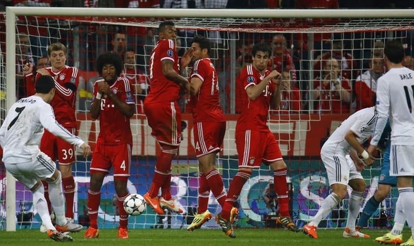 Cristiano Ronaldo bate rasteiro, engana barreira e decreta goleada do Real Madrid