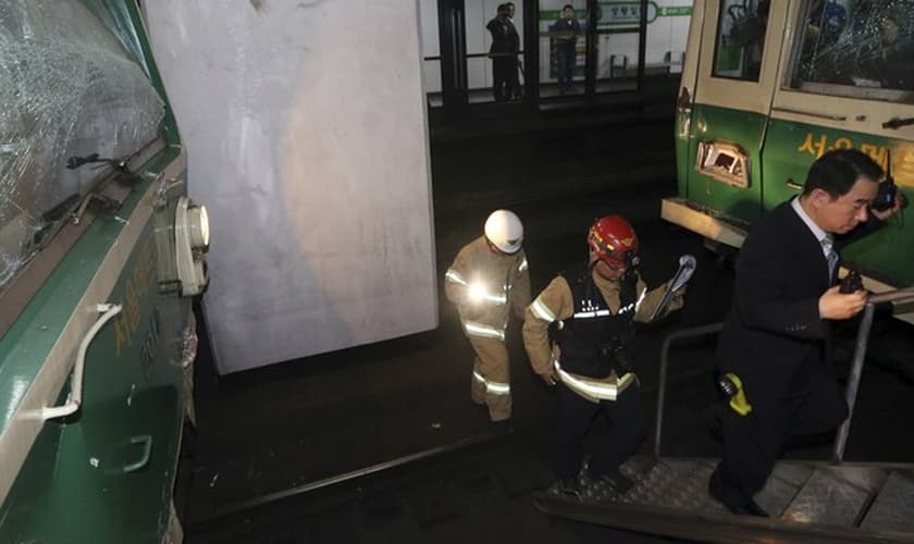 Local do acidente é vistoriado após o choque entre trens que deixou feridos em Seul, na Coreia do Sul