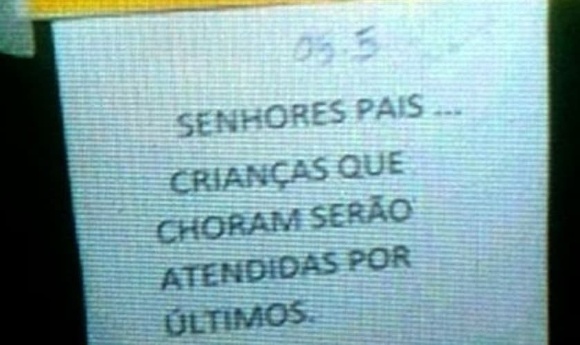 Cartaz causa revolta em mães em posto de saúde de Rio Verde