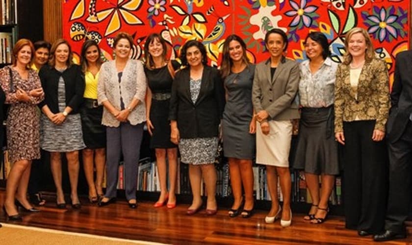 Presidente Dilma Rousseff com grupo de jornalistas no Palácio da Alvorada; à dir., ministra Gleisi Hoffmann e titular da Secretaria de Comunicação Social (Secom), Thomas Traumann 