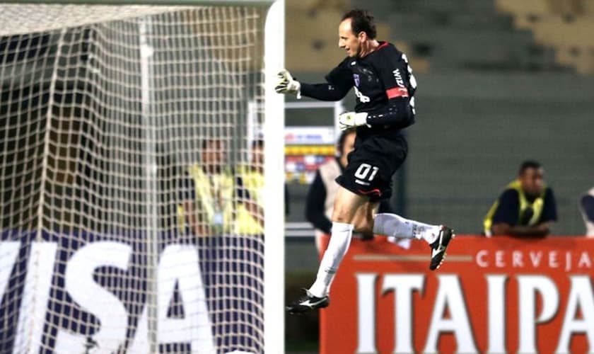 Rogério Ceni comemora o gol marcado na partida desta quarta, no Pacaembu