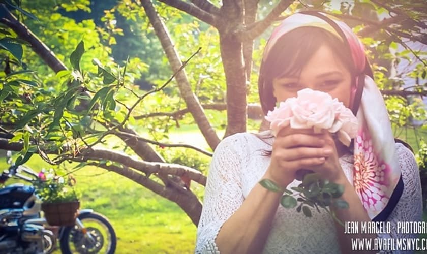 Mariana Ava divulga o clipe da canção "All Four Seasons"; confira