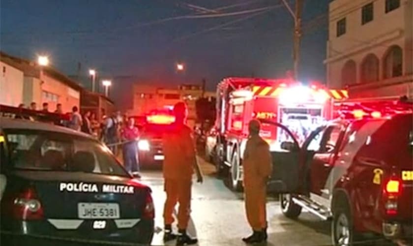 Bombeiros e policiais militares ficam em frente à casa dos irmãos de 9 e 13 anos encontrados carbonizados e com as mãos amarradas no DF