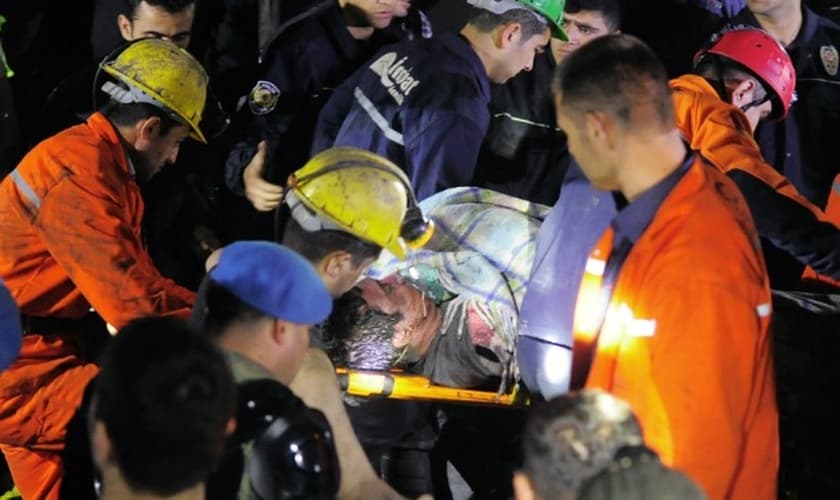 Equipes de resgate retiram mineiro acidentado em explosão na Turquia