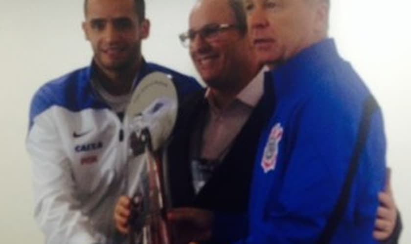 Renato Augusto e Mano Menezes com troféu após vitória sobre o Atlético-PR