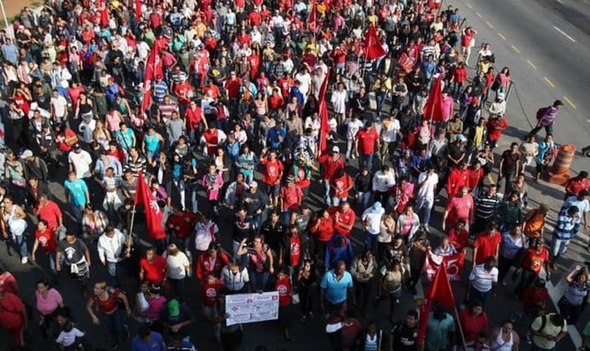 Sem-teto caminham na Avenida João Dias, na Zona Sul de São Paulo