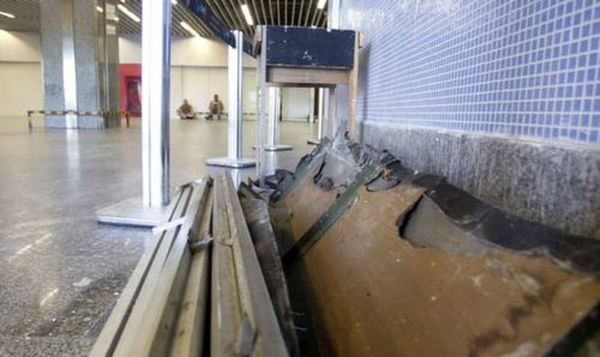 Situação do aeroporto Internacional Tom Jobim há um mês da Copa do Mundo. Na foto, restos de obra dividem espaço no saguão do Terminal 1 Leia mais sobre esse assunto em http://oglobo.globo.com/economia/dilma-garante-que-os-aeroportos-do-pais-estao-prepar