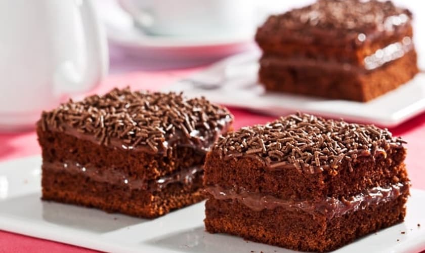 Bolo de brigadeiro e Coca-cola