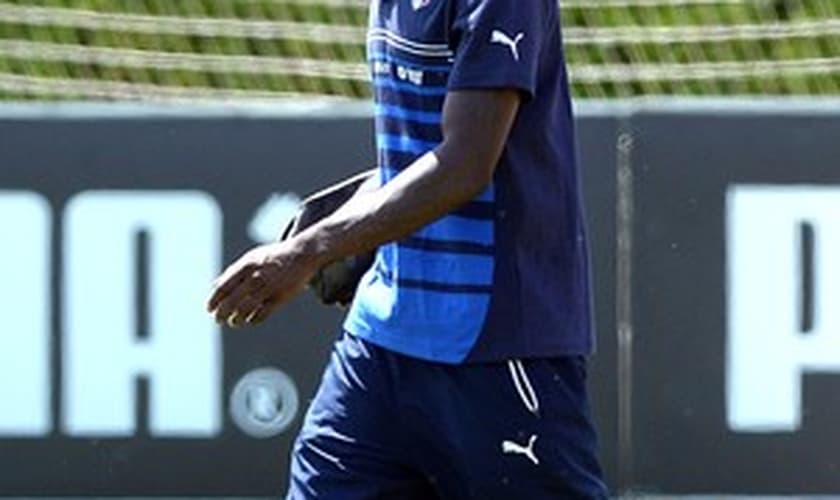 Balotelli sofre com atitude racista de torcedores durante o treino da Itália