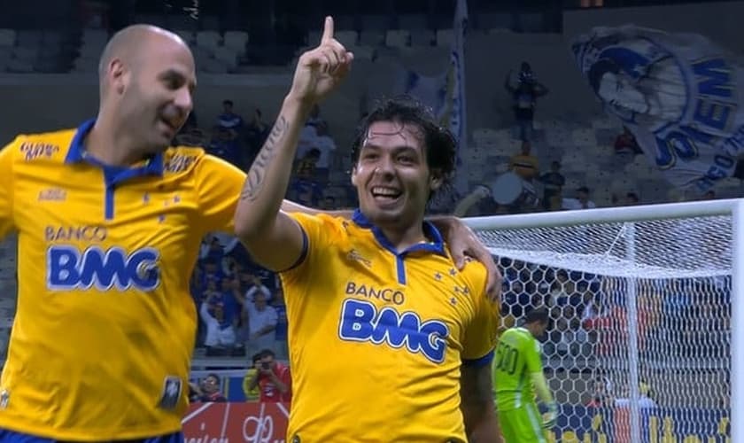 Ricardo Goulart celebra o gol que abre a vitória celeste sobre o Sport