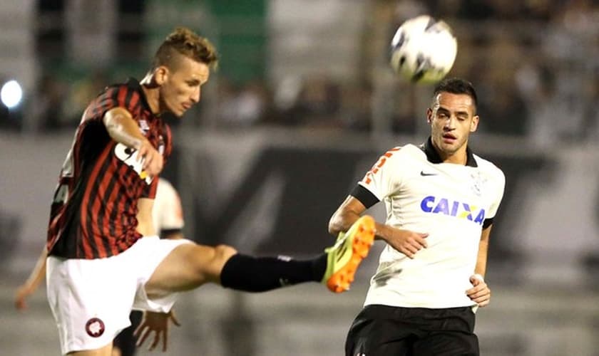 Léo Pereira, do Atlético-PR, leva a melhor sobre Renato Augusto, do Corinthians