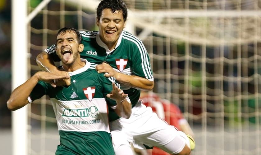 Henrique comemora com Mendieta seu gol, na vitória do Palmeiras contra o Figueirense 