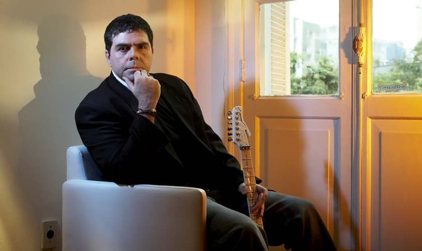 Kim apresenta o clipe da canção "Muito Obrigado"; confira