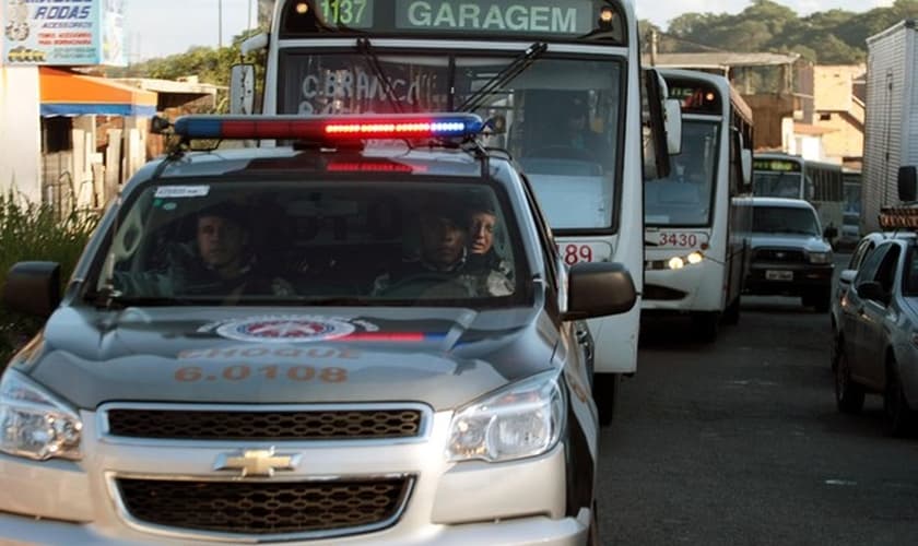 Polícia Militar escolta saída de ônibus de garagem em Salvador