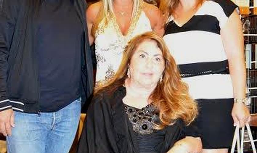 Claudia Valente lança CD em noite beneficente, no Rio de Janeiro(RJ)