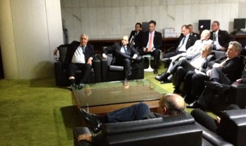 Deputados se reúnem no cafezinho da Câmara para assistir partida jogo do Brasil contra México durante a Copa das Confederações, em junho do ano passado