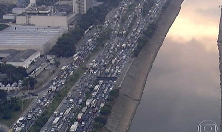 Acidente provoca congestionamento no sentido Castello Branco da Marginal Tietê nesta segunda-feira (2)