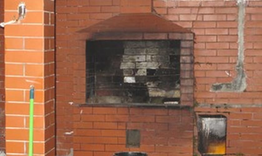 Pedaços do corpo do zelador foram queimados em churrasqueira