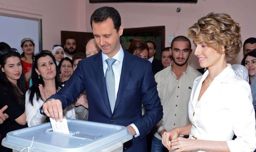 O chefe de Estado sírio, Bashar al-Assad, vota nesta terça-feira (3) com a esposa Asma no centro de Damasco durante as eleições presidenciais sírias