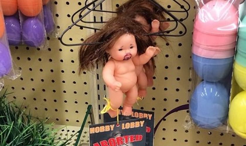 Ativista norte-americano distribui bonecos do "menino Jesus abortado" em lojas