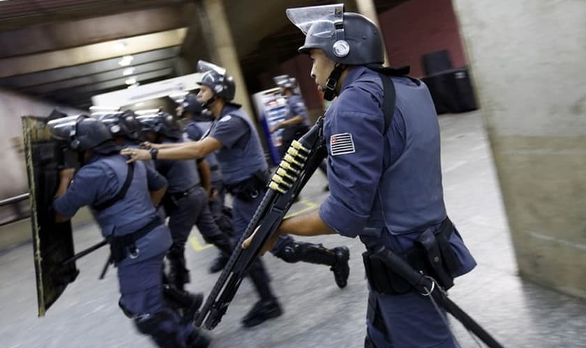 Policiais tentam abrir estação Ana Rosa do metrô no 5° dia de greve