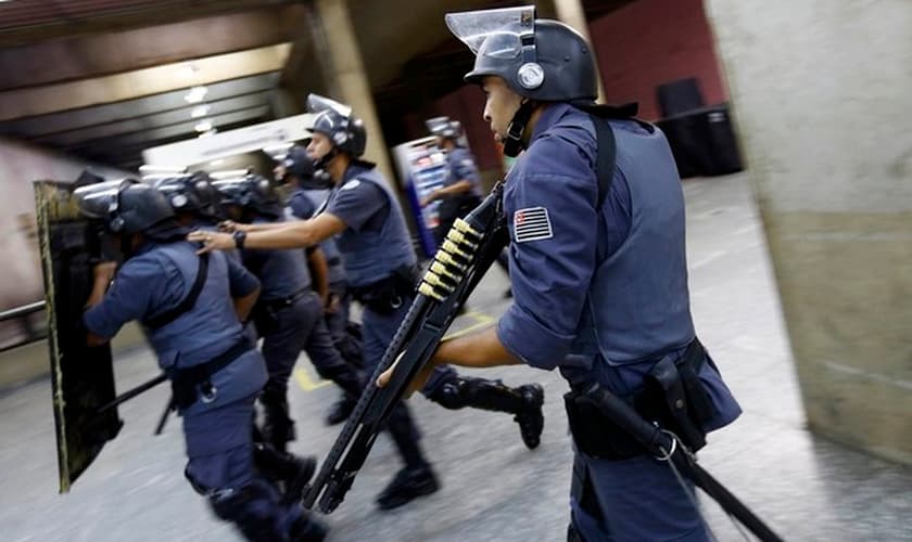 Policiais tentam abrir estação Ana Rosa do metrô no 5° dia de greve