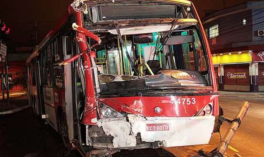 Veículo ficou bastante danificado após o acidente