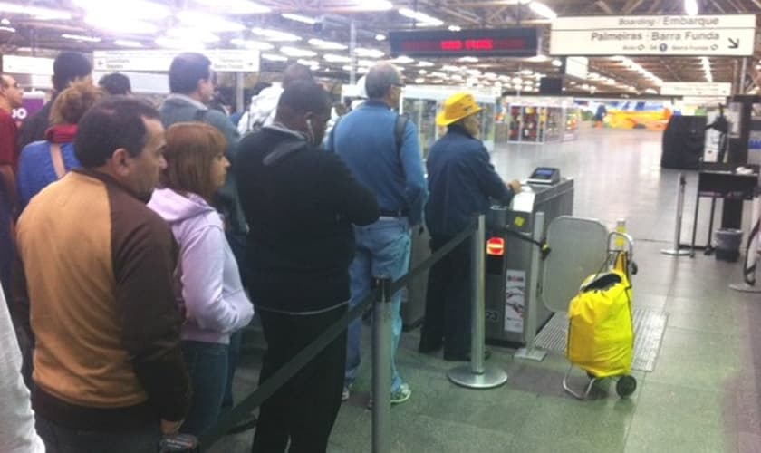 Usuários aguardam liberação das catracas na estação Tatuapé do Metrô por volta das 4h30 desta terça-feira, na Zona Leste de São Paulo