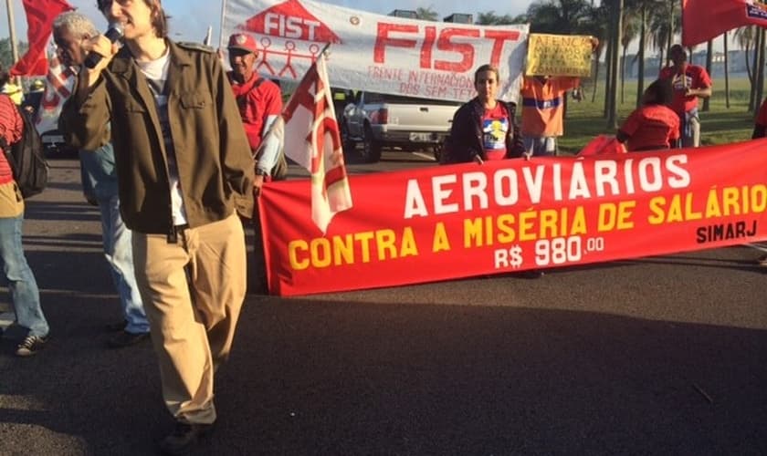 Manifestantes exibiam faixas na Avenida Vinte de Janeiro