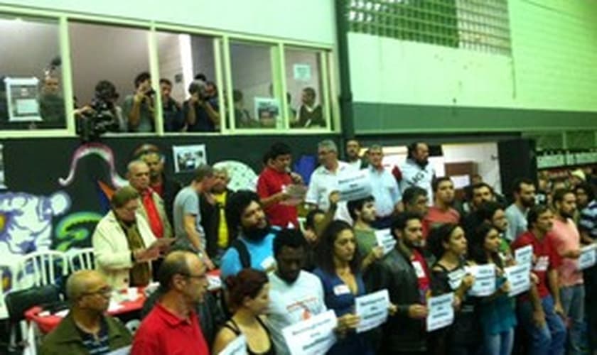 Demitidos participaram de assembleia; sindicato prometeu oferecer ajuda durante luta por reintegração dos funcionários