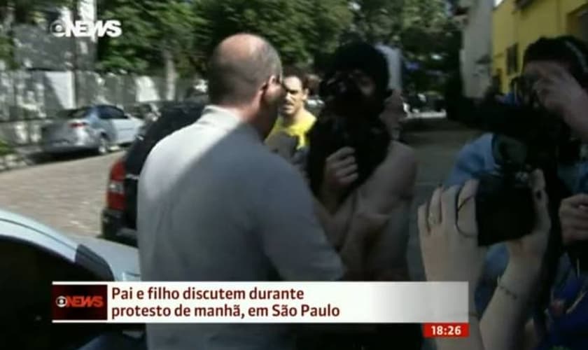 Em manifestação, pai tenta levar filho para casa -