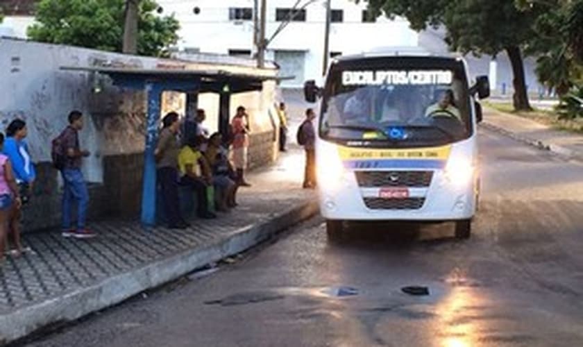 Com menos ônibus, transportes alternativos ficaram lotados