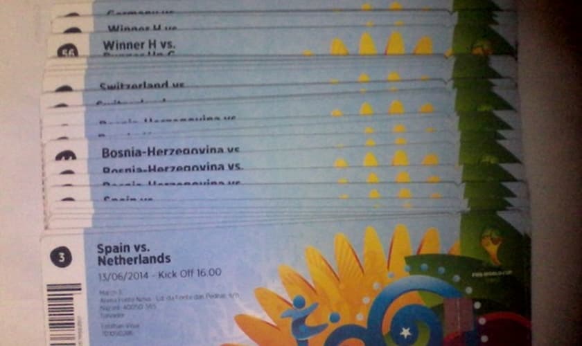 Taxista encontrou ingressos ao lavar banco de trás do carro.