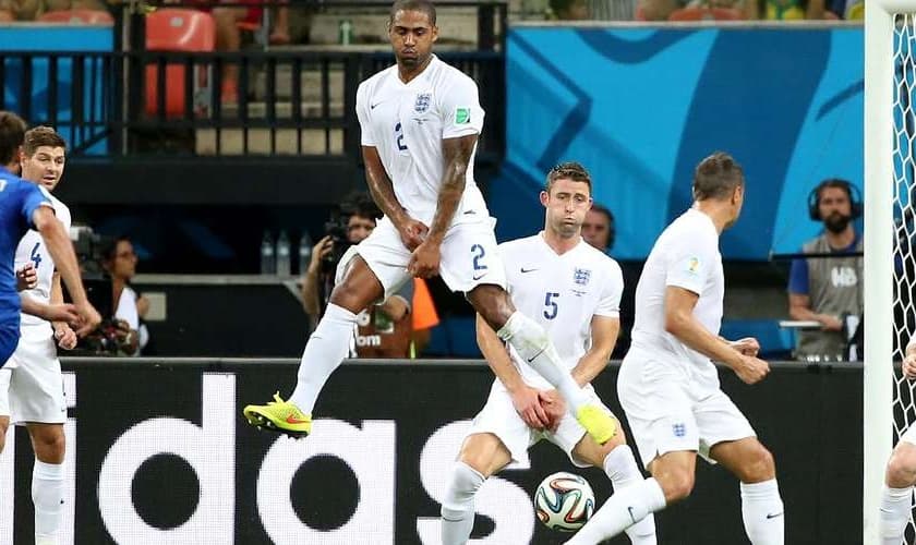 Marchisio chuta forte para vencer Hart e marca o primeiro gol da partida, fazendo 1 a 0 na Inglaterra