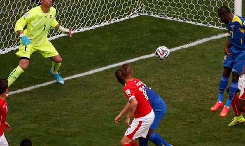 Enner Valencia subiu com liberdade na pequena área e abriu o placar para a seleção equador no primeiro tempo