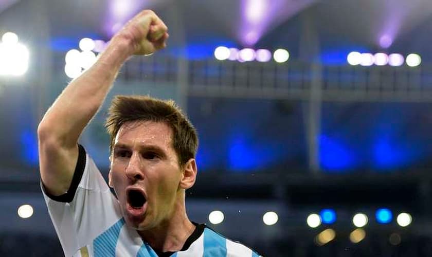 Messi carrega pelo meio, dribla Bicakcic e chuta forte dá entrada da área, marcando o segundo gol da Argentina