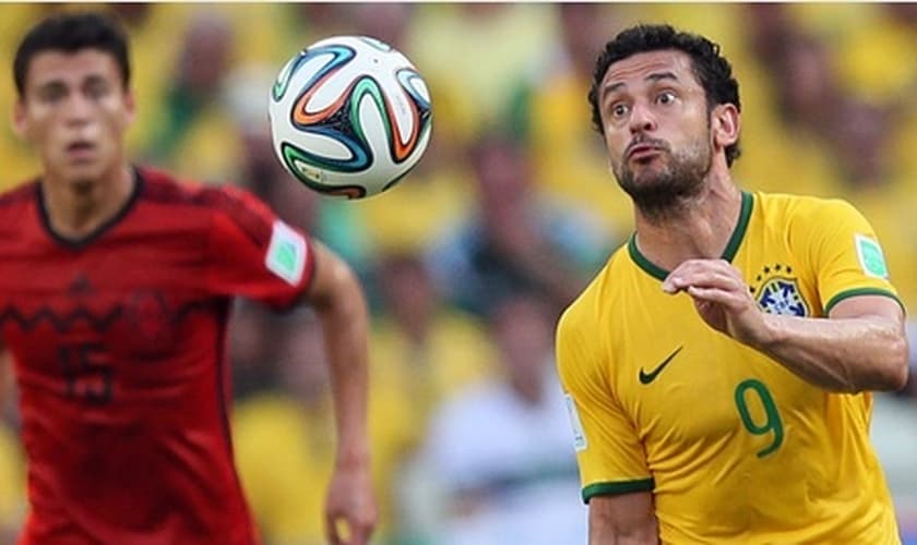 Atento ao jogo, Fred tenta dominar a bola no primeiro tempo da partida entre Brasil e México, no Castelão