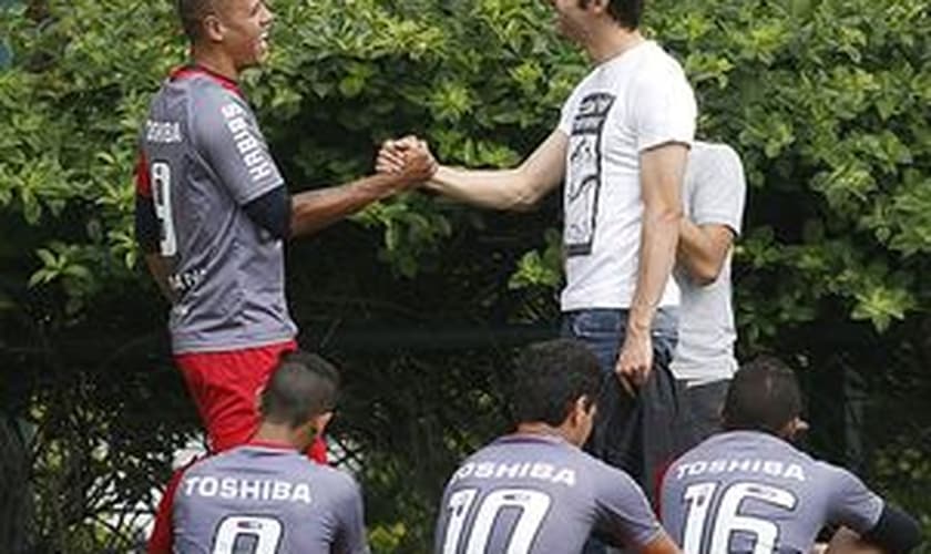 Kaká visitou o CT do São Paulo recentemente Leia mais no LANCENET! http://www.lancenet.com.br/sao-paulo/Aidar-Kaka-So-dependemos-Milan_0_1159684194.html#ixzz35B9J6s5x © 1997-2014 Todos os direitos reservados a Areté Editorial S.A Diário LANCE!