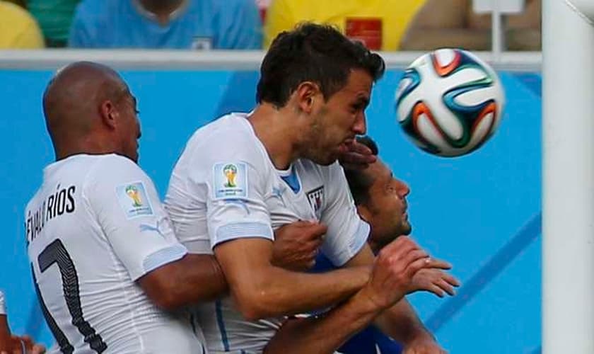 Em grande temporada, Diego Godín foi o herói uruguaio que deu classificação para as oitavas de final e eliminou a Itália